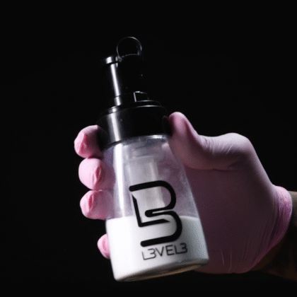 Atomizador de polvo Level 3 para barbería, diseñado para una aplicación precisa de productos en polvo.