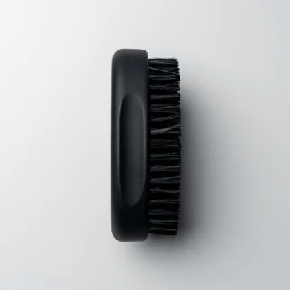 Cepillo Soft Palm Brush de LV3 para barbería, diseño ergonómico de palma.