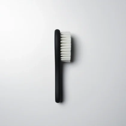 Cepillo de cerdas Level 3 para barberos, ideal para limpiar cabello y residuos tras el corte.