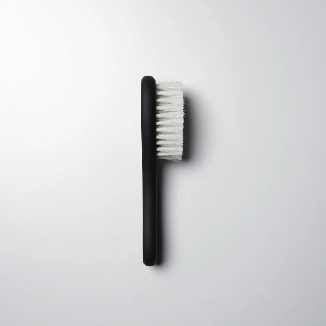 Cepillo de cerdas Level 3 para barberos, ideal para limpiar cabello y residuos tras el corte.